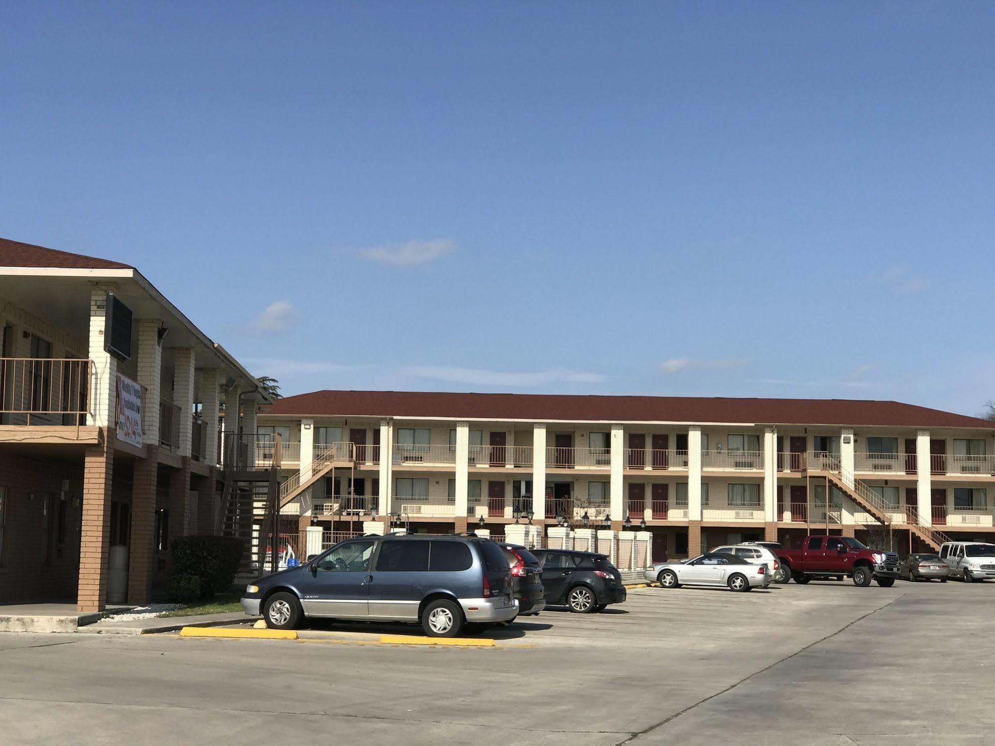 Hometowne Studios By Red Roof San Antonio E - Frost Bank Center Extérieur photo